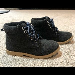 Old Navy little boys size 13 gray boots.